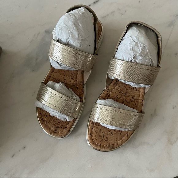 Donald Pliner Hollie Pebbled Metallic Sandal in Platino Gold NEW size 8.5 - Picture 5 of 6